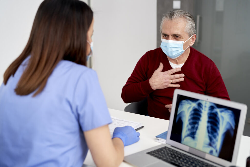 docteur-patient-examen-maladie-infectieuse-legionelle-poumons-dyese-france-protection-risque-sanitaire-eau-contaminee