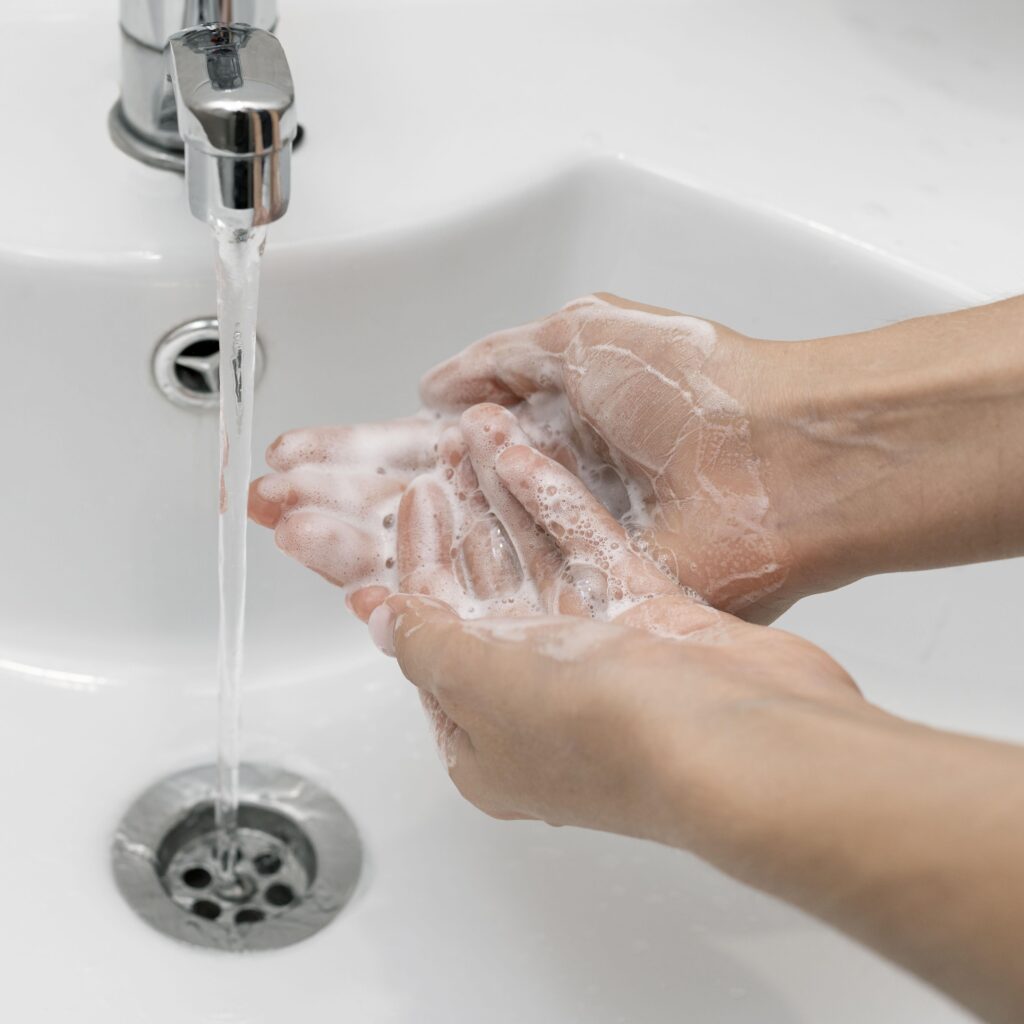 laver-main-consommation-eau-robinet-contamination-desinfection-filtration-traitement